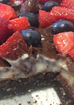 Una foto de Tarta de chocolate y frutos rojos (vegan - sin gluten)