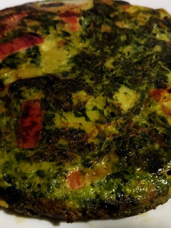 Una foto de Tortilla de espinacas con patata y pimiento rojo