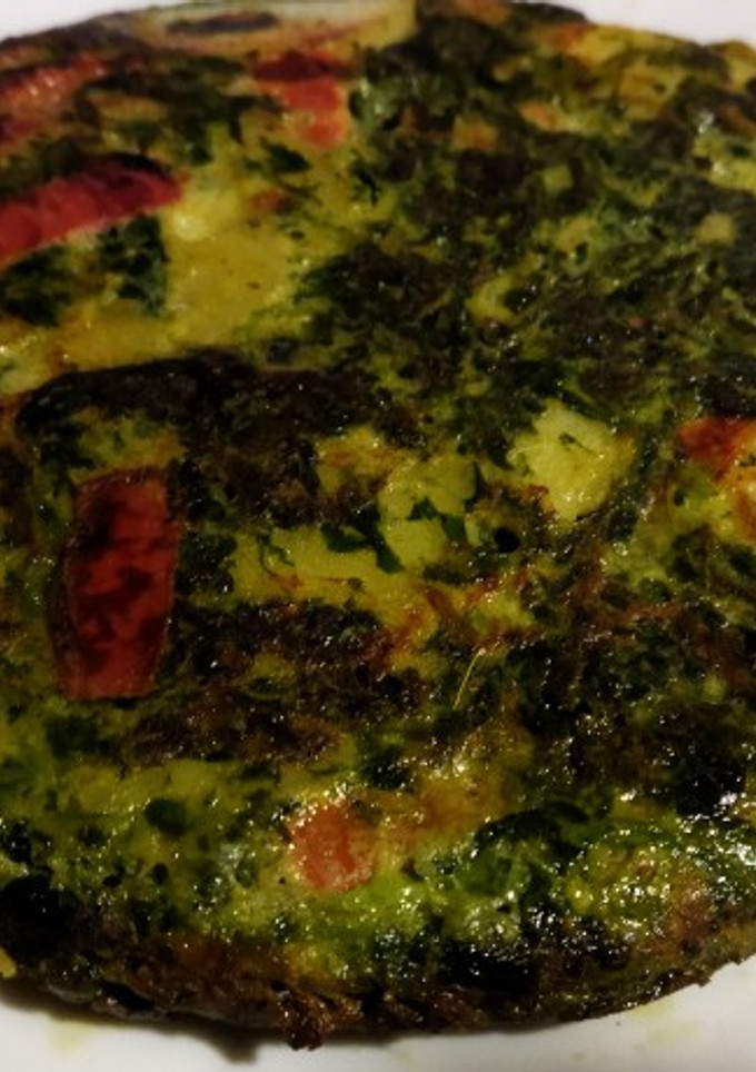 Una foto de Tortilla de espinacas con patata y pimiento rojo