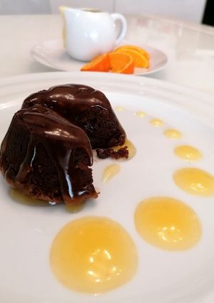 Foto di Tortino dal cuore morbido al cioccolato con salsa all'arancia