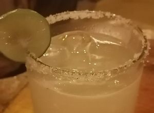 Una foto de Mezcalita con mezcal mil amores