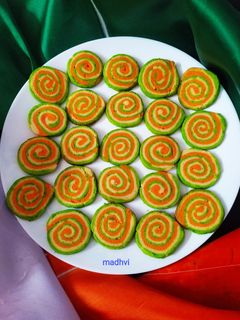 तिरंगे पिनव्हील कुकीज़ (Tiranga Pinwheel Cookies Recipe in Hindi) रेसिपी मुख्य फोटो