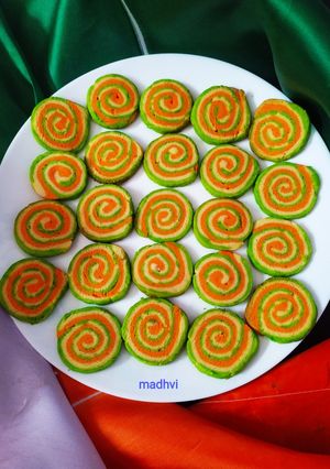 तिरंगे पिनव्हील कुकीज़ (Tiranga Pinwheel Cookies Recipe in Hindi) रेसिपी मुख्य फोटो