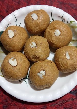 બેસનનાં લાડુ (Besan Ke Laddu Recipe in Gujarati) રેસીપી મુખ્ય ફોટો