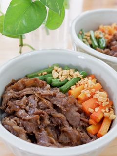 Foto resep Rice Bowl Beef Teriyaki & Garlic Vegetable