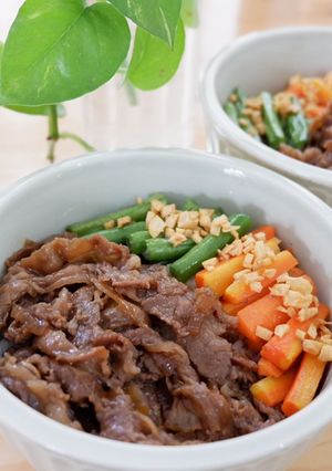 Foto resep Rice Bowl Beef Teriyaki & Garlic Vegetable