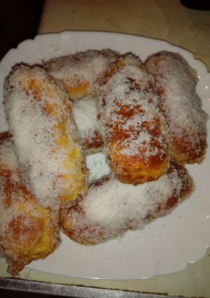 Una foto de Pan de leche relleno de crema de naranja cubierto de coco rallado