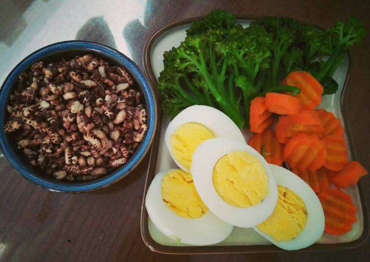 Eat clean: Gạo lứt rang, trứng và rau luộc