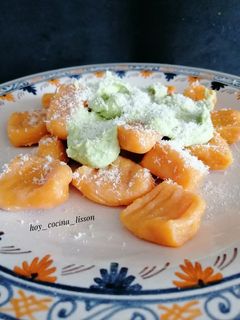 Una foto de Ñoquis de boniato con salsa de brócoli y queso