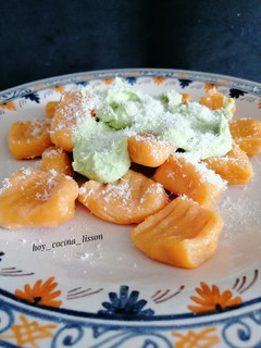 Una foto de Ñoquis de boniato con salsa de brócoli y queso