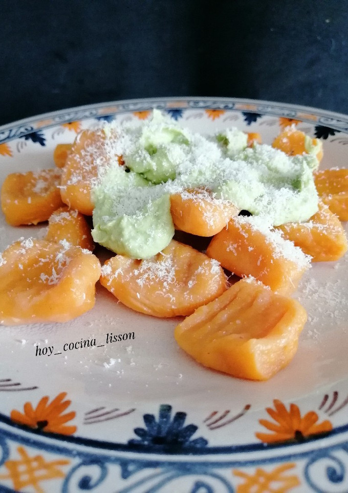 Una foto de Ñoquis de boniato con salsa de brócoli y queso