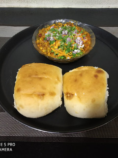 મિસળ પાઉં (Misal Pav Recipe In Gujarati) રેસીપી મુખ્ય ફોટો