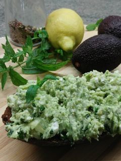 Una foto de Tosta con aguacate y queso burgos