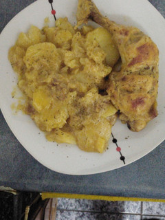 Una foto de Pollo con papas al horno