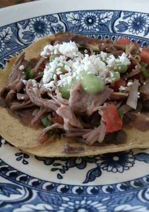 Una foto de Tostada de carne deshebrada