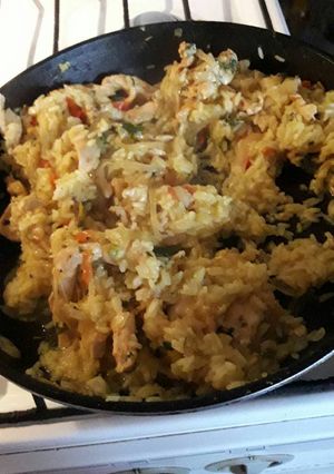 Una foto de Pollo salteado con verduras y arroz amarillo