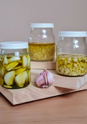 Una foto de Tres conservas de ajo 🧄 Tres formas de tener ajo listo 🧄 y aceite saborizado