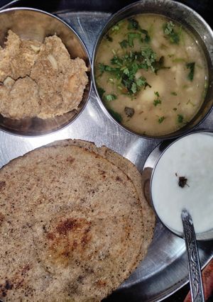 व्रत की फलीआरी थाली (vrat ki falahari thali recipe in Hindi) रेसिपी मुख्य फोटो