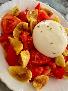 Una foto de Ensalada de tomates, higos y burrata