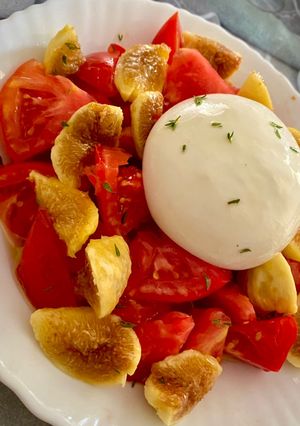Foto principal de Ensalada de tomates, higos y burrata
