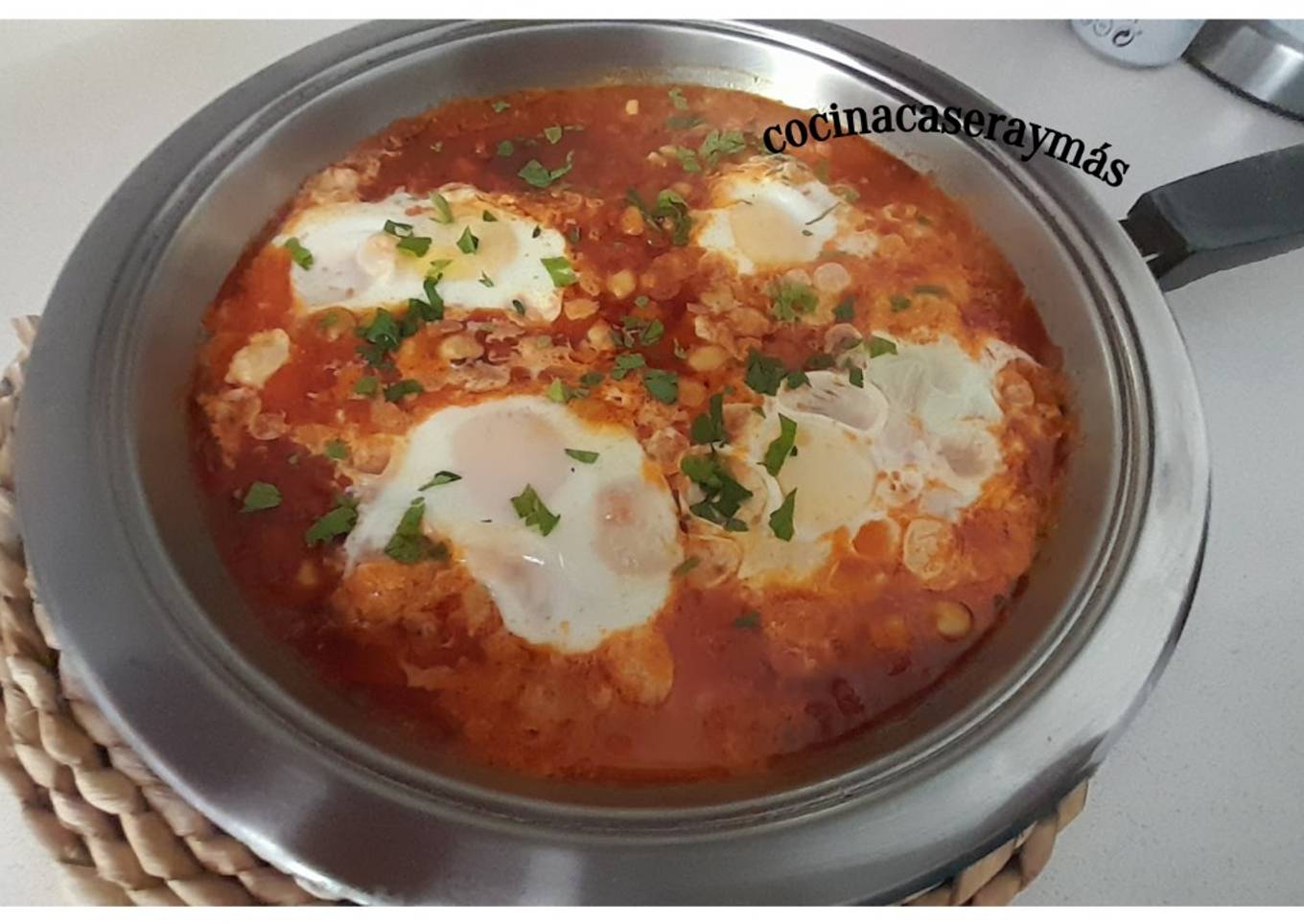 Garbanzos con tomate y huevo