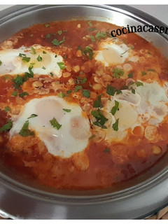 Una foto de Garbanzos con tomate y huevo