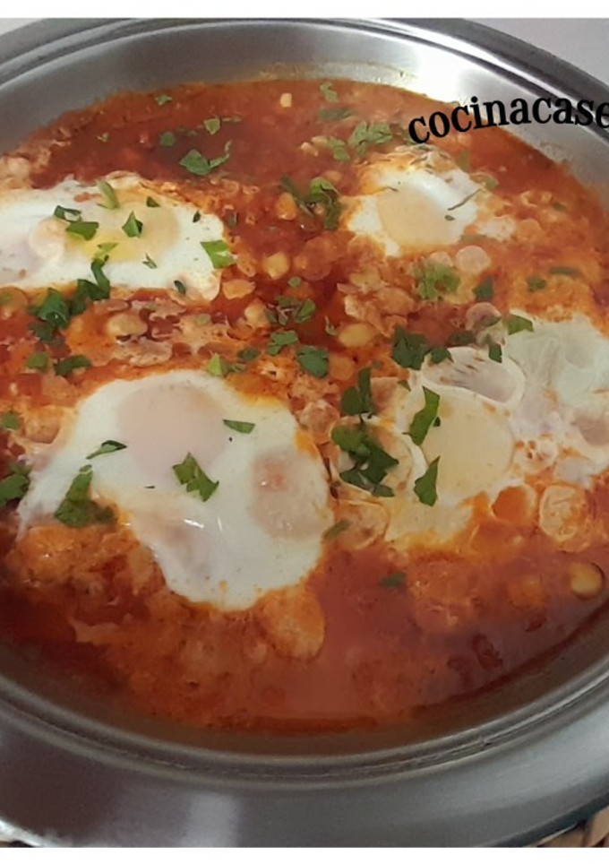 Una foto de Garbanzos con tomate y huevo