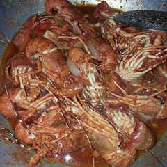 A picture of Baby lobster saus padang.
