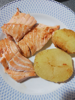 Una foto de Salmón a la plancha con patatas braseadas