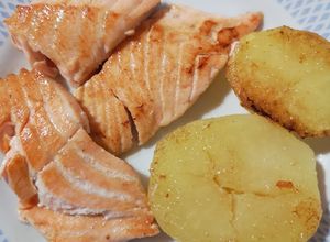 Foto principal de Salmón a la plancha con patatas braseadas