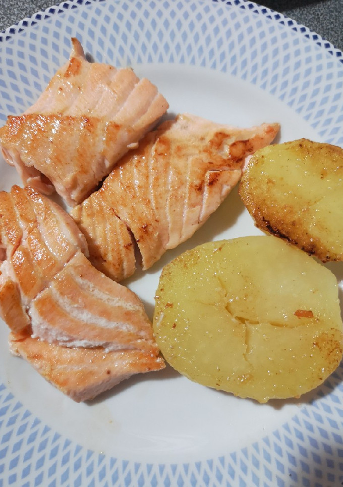 Una foto de Salmón a la plancha con patatas braseadas