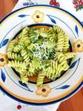 Fusilli con crema di fave, piselli e pecorino