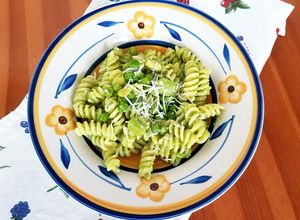 Foto di Fusilli con crema di fave, piselli e pecorino