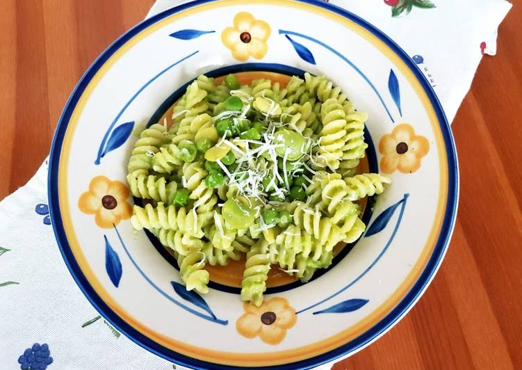 Fusilli con crema di fave, piselli e pecorino