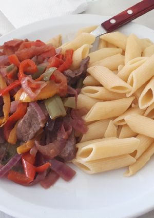 Una foto de Carne con verduras al wok