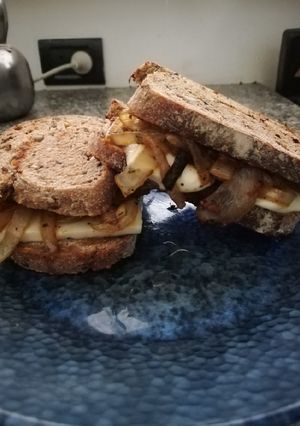 Una foto de Sándwich de cebolla y queso