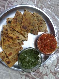 मटर के परांठे और टमाटर की लौंजी (चटनी) रेसिपी मुख्य फोटो