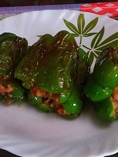 भरवा शिमला मिर्च (bharwa shimla mirch recipe in Hindi) रेसिपी मुख्य फोटो