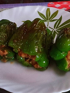 भरवा शिमला मिर्च (bharwa shimla mirch recipe in Hindi) रेसिपी मुख्य फोटो
