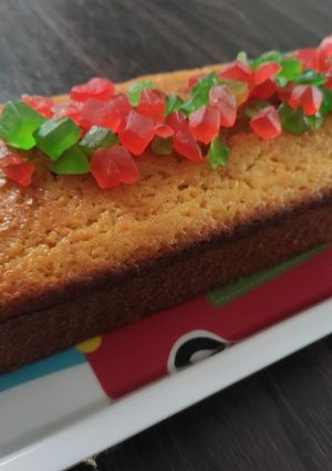 Una foto de Bizcocho de naranja y frutas confitadas