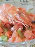 Ensalada de verano de salmón, frutas y langostinos