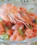Ensalada de verano de salmón, frutas y langostinos