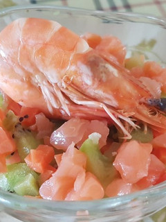 Una foto de Ensalada de verano de salmón, frutas y langostinos