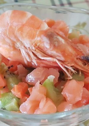 Una foto de Ensalada de verano de salmón, frutas y langostinos