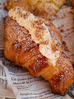 Una foto de Croissant de brioche hojaldrado relleno de nata de speculoos