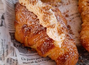 Foto principal de Croissant de brioche hojaldrado relleno de nata de speculoos