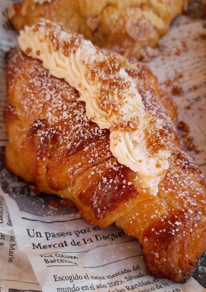 Una foto de Croissant de brioche hojaldrado relleno de nata de speculoos