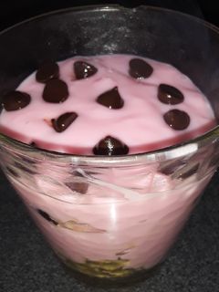 Una foto de Postre en Vaso, de Chips Torta reciclada y postre de🍓🍓😋