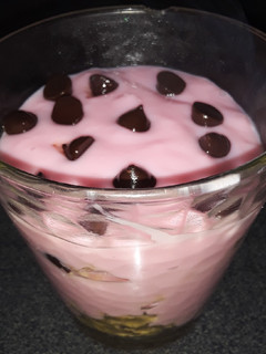 Una foto de Postre en Vaso, de Chips Torta reciclada y postre de🍓🍓😋