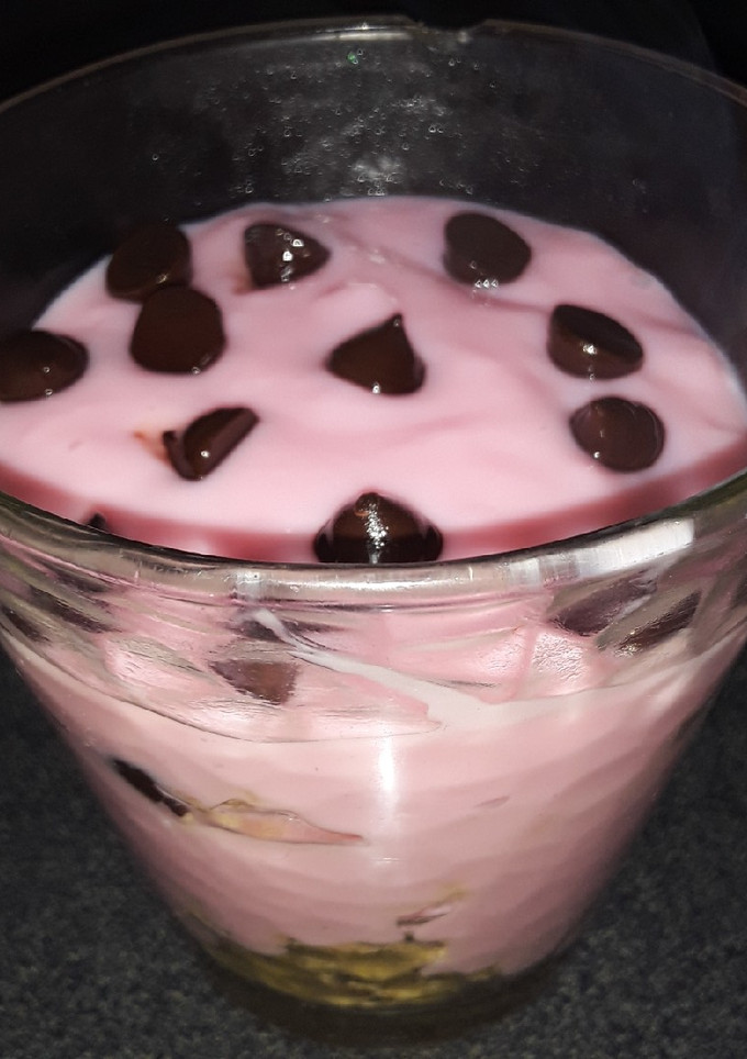 Una foto de Postre en Vaso, de Chips Torta reciclada y postre de🍓🍓😋